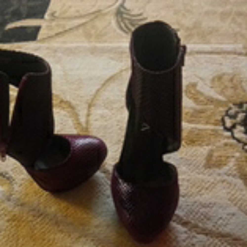 Shoes - Picture 2 of 4